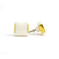 DSC 1571 White square marble with brass trim knob